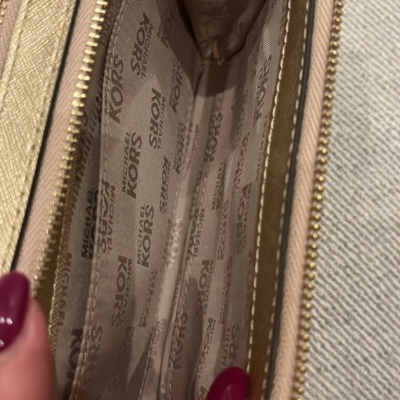 MICHAEL KORS GOLD CROSSBODY - Picture 4 of 8